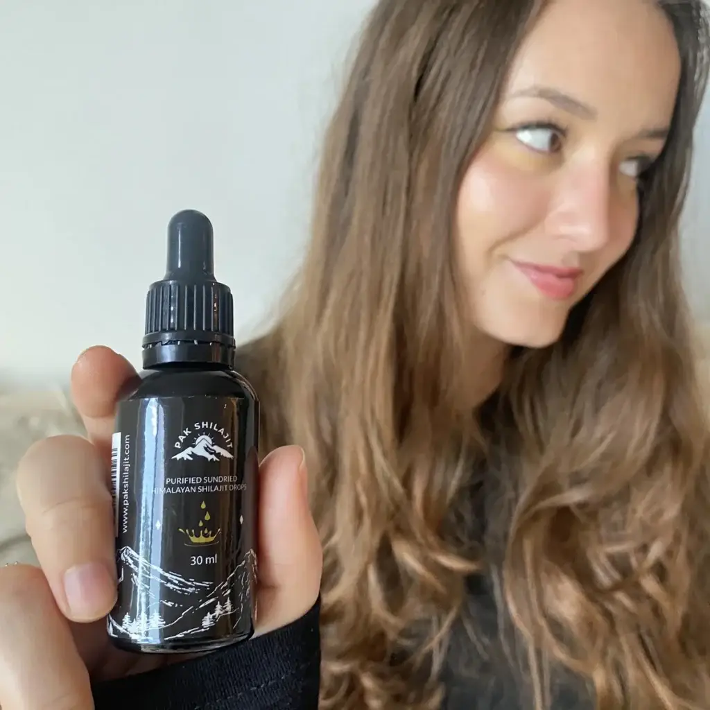 A customer using Pak Shilajit shilajit drops